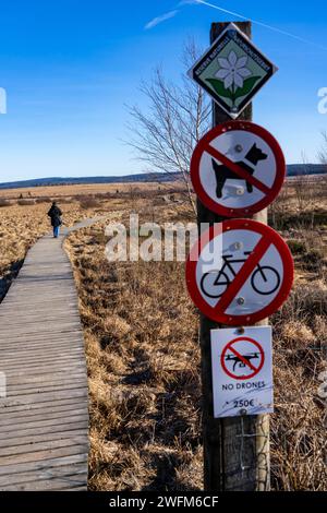 the High Fens, high moor, in the Eifel and Ardennes region, High Fens-Eifel Nature Park, north-east of Baraque Michel, prohibition signs, no bicycles, Stock Photo