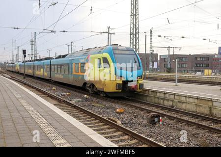 Eisenbahnverkehr am Bahnhof Rheine. Regionalexpress Zug der Westfalenbahn. RE15, Emsland-Express. Ziel Emden. Eingesetzt werden Treibwagen vom Typ Stadler KISS. Die Westfalenbahn gehört zum Unternehmen Abellio. Rheine, Nordrhein-Westfalen, DEU, Deutschland, 30.01.2024 *** Rail traffic at Rheine station Regional express train of the Westfalenbahn RE15, Emsland Express destination Emden Stadler KISS traction units are used The Westfalenbahn belongs to the company Abellio Rheine, North Rhine-Westphalia, DEU, Germany, 30 01 2024 Stock Photo