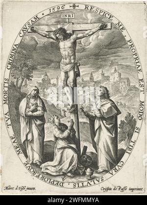 Christ on the Cross, Crispijn van de Passe (I), After Maerten de Vos, 1596 print Christ on the cross. Maria, Johannes and Maria Magdalena at the foot of the cross. In the background a face on Jerusalem. The show is caught in an oval frame with an edge writing in Latin. Print from a series of twelve about life, passion and resurrection of Christ. Cologne paper engraving crucified Christ with Mary, John, and Mary Magdalene Stock Photo