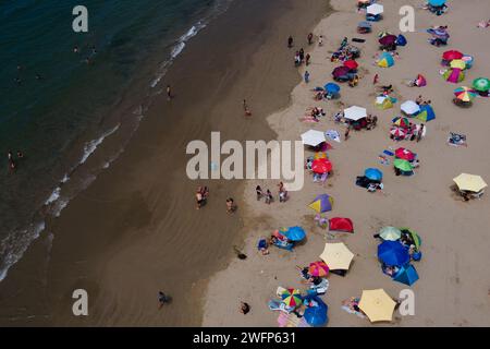 Guanaqueros, Coquimbo, Chile. 31st Jan, 2024. Aerial view of Guanaqueros beach, Chile, during a heat wave affecting six regions of the country. (Credit Image: © Matias Basualdo/ZUMA Press Wire) EDITORIAL USAGE ONLY! Not for Commercial USAGE! Stock Photo