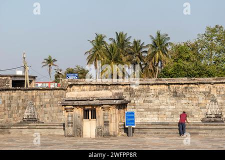 Belur, Karnataka, India - January 9 2023: The old tank in the courtyard surrounded by palm trees at the Chennakeshava temple complex. Stock Photo