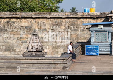 Belur, Karnataka, India - January 9 2023: The old tank in the courtyard surrounded by palm trees at the Chennakeshava temple complex. Stock Photo