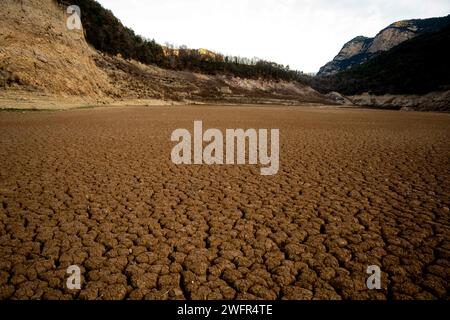 february, 01 2024 Cercs, Spain Drought Barcelona-Baells Reservoir Drought, Llobregat river Photo Eric Renom/LaPresse The Baells reservoir, which is nourished by the Llobregat River, is under minimum levels the day Catalonia declares a state of emergency due to drought in the metropolitan area of Barcelona, limiting the use of water or showers in gyms. The Llobregat River, the river that feeds this reservoir, is the most industrialized river in Catalonia, as it supplies the entire industrial area around Barcelona and is therefore vital for the operation of the Catalan industry, from the car b Stock Photo