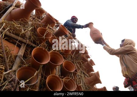 Sarojganj, Chuadanga, Bangladesh. 1st Feb, 2024. A buyer checks earthen pots for carrying jaggery in Chuadanga Sarojganj.Â The sellers bring jaggery in big pots made of clay to sell. A jar contains 15 kg jaggery.Â During winter the juice is collected from the date palm tree and boiled in a big pot for 3 to 4 hours. At some point the juice thickens and becomes molasses. The production and sale of jaggery takes place from November to February. Jaggery is sold at Tk 200 ($2) to Tk 250 ($2.5) per kg. (Credit Image: © Syed Mahabubul Kader/ZUMA Press Wire) EDITORIAL USAGE ONLY! Not for Commercial Stock Photo