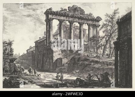 Tempel Van Saturnus Te Rome, Giovanni Battista Piranesi, 1748 - 1778 print View of the temple of Saturn on the Romanum forum in Rome. In the foreground on the right the arch of Septimius Severus. Rome paper etching ruin of a building  architecture. landscape with ruins. temple, shrine  Roman religion Tempel van Saturn. Roman forum. Boog van Constantine. Rome Stock Photo