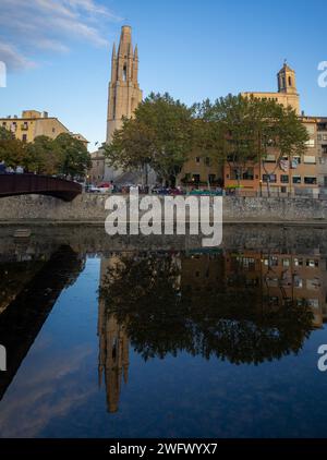 Basílica de Sant Feliu reflected in Onyar River, Girona Stock Photo