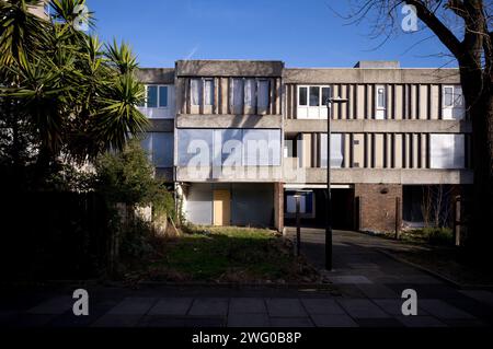 Housing on Hinksey Path SE2, part of the Lesnes Estate in Thamesmead, a brutalist estate built in 1967, due to be demolished and redeveloped. Stock Photo