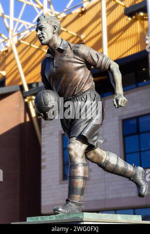 Wolverhampton statue of Billy Wright outside Wolverhampton Wanderers FC Molineux Stadium Wolverhampton West Midlands England UK GB UK Europe Stock Photo