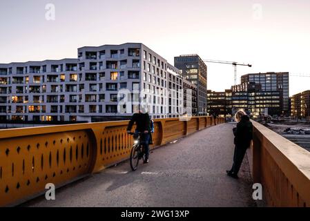 People walk over the Golda Meir footbridge in the Europacity Berlin development area on Heidestrasse. The Europacity project covers an area of 61 Stock Photo