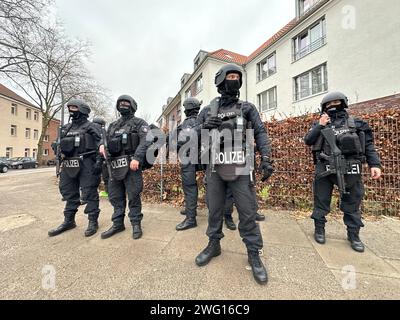 Hamburg, Germany. 02nd Feb, 2024. Police officers stand near the scene of the crime. Two people have been found fatally injured in Hamburg-Billstedt. Credit: Steven Hutchings/dpa/Alamy Live News Stock Photo