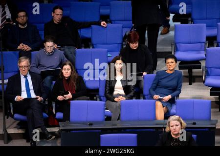 Linke, BSW - Bundestag DEU, Deutschland, Germany, Berlin, 31.01.2024 Politiker der Partei Die Linke Dietmar Bartsch , Ko-Vorsitzender der Fraktion Die Linke, Janine Wissler , Co-Vorsitzende der Partei Die Linke , sowie Mitglieder der Partei und Gruppe BSW mit Sahra Wagenknecht , bisher der Partei Die Linke , und nun Buendniss BSW Buendnis Sahra Wagenknecht v.l.n.r. waehrend der Debatte bei einer Sitzung des Deutschen Bundestages ueber die Regierungserklaerung an den Bundestag zur Haushaltsentscheidung im Deutschen Bundestag in Berlin, Deutschland en: Politician of The Left party Die Linke Diet Stock Photo