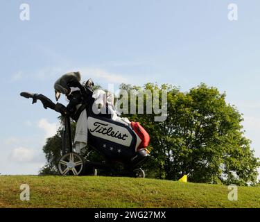 View of Golf Bag and Trolley beside 11th Green, Flackwell Heath Golf Club, High Wycombe, Buckinghamshire, England Stock Photo