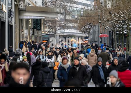 Shopping street Zeil, pedestrian zone, winter weather, people shopping, Frankfurt am Main, Hesse, Germany, Stock Photo