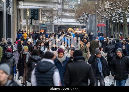 Shopping street Zeil, pedestrian zone, winter weather, people shopping, Frankfurt am Main, Hesse, Germany, Stock Photo