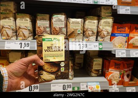 Bio label Weizen Vollkorn in a grocery Stock Photo
