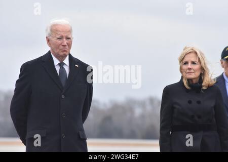 Dover, Delaware, USA. 2nd Feb, 2024. (NEW) US President Joe Biden and US First Lady Jill Biden participate in a dignified transfer of the three soldiers killed in a drone attack in Jordan by Iran-backed militants at Dover Air Force Base in Dover, Delaware. February 2, 2024, Dover, Delaware, USA: The bodies of the Army reserve soldiers, Sgt. William Rivers, Sgt. Breonna Moffett and Sgt. Kennedy Sanders were in a flag-draped transfer case, was removed one at a time by teams of six carriers in camouflage uniforms and white gloves who bore them from the cargo bay of a gray C-5 transport plane t Stock Photo