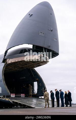 Dover, USA. 02nd Feb, 2024. President Joe Biden, right, and first lady Jill Biden, second from right, pray ahead of the dignified transfer of three fallen U.S. soldiers at Dover Air Force Base, Del., Friday, Feb. 2, 2024. U.S. Army Sgt. William Rivers, Sgt. Breonna Moffett and Sgt. Kennedy Sanders were killed and 40 other military personnel were injured during a drone strike in Jordan. (Photo by Nathan Howard/Sipa USA) Credit: Sipa USA/Alamy Live News Stock Photo