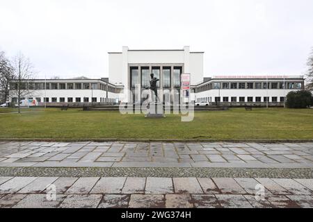 GER Sachsen Dresden Hygienemuseum Lebensfreude - Ein Wandgemälde von Gerhard Richter aus dem Jahr 1956 - partielle Freilegung von seiner Diplomarbeit hat begonnen und wird von Albrecht Körber 45 Diplomarbeit im Foto zusammen mit Susann Förster realisiert - das Bild oder Fotografen dabei oder eine Klasse der HfBK Hochschule für bildende Künste 1. Studienjahr die zufällig vorbeikamen 0102124 01.02.24 Dresden *** GER Sachsen Dresden Hygienemuseum Lebensfreude A wall painting by Gerhard Richter from 1956 partial uncovering of his diploma thesis has begun and is being realized by Albrecht Körber 45 Stock Photo