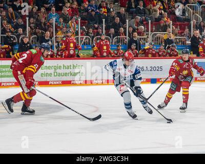 Boaz Bassen (Schwenninger Wild Wings, #64) sprintet zwischen Oliver Mebus (Duesseldorfer EG, #22) und Philip Gogulla (Duesseldorfer EG, 87) durch. Duesseldorfer EG vs. Schwenninger Wild Wings, Eishockey, Penny DEL, 43. Spieltag, Saison 2023/2024, 02.02.2024 Foto: Eibner-Pressefoto/Thomas Haesler Stock Photo