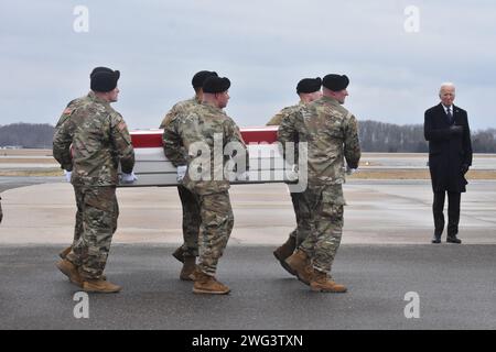 Dover, United States. 02nd Feb, 2024. Soldiers transfer the casket of their colleague killed in a drone attack in Jordan by Iran-backed militants to a transport van at the dignified transfer. US President Joe Biden and US First Lady Jill Biden participate in the dignified transfer of the three bodies of the Army reserve soldiers, Sgt. William Rivers, Sgt. Breonna Moffett and Sgt. Kennedy Sanders in a flag-draped transfer casket. (Photo by Kyle Mazza/SOPA Images/Sipa USA) Credit: Sipa USA/Alamy Live News Stock Photo