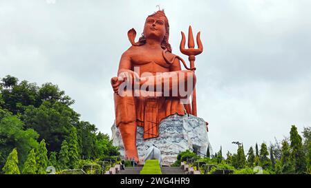 INDIA, RAJASTHAN, NATHDWARA, August 2023, Tourist with Statue of Lord Shiva, Statue of Belief, 112m Tall Statue. Stock Photo