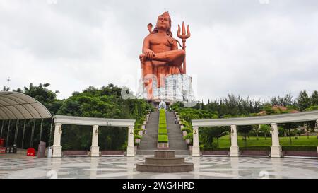 INDIA, RAJASTHAN, NATHDWARA, August 2023, Tourist with Sitting Statue of Lord Shiva, Called Statue of Belief. Stock Photo