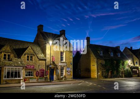 The Cotswolds Distillery shop in Bourton on the Water at dawn. Bourton on the Water, Cotswolds, Gloucestershire, England Stock Photo