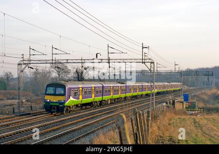 A pair of Class 321 electric multiple units numbers 321411 and 321415 working a northbound Silverlink service at Old Linslade on the 24th January 2006. Stock Photo