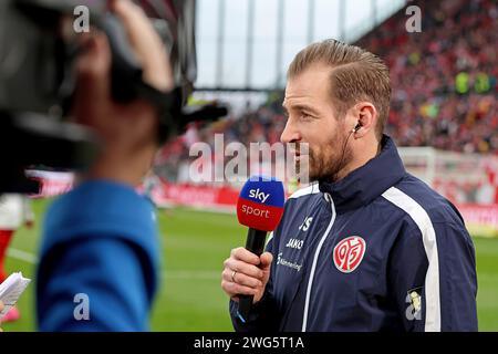 Mainz, Deutschland. 03rd Feb, 2024. Mainz, Deutschland 03. Februar 2024: 1. BL - 2023/2024 - FSV Mainz 05 vs. SV Werder Bremen Im Bild: Trainern Jan Siewert (Mainz) beim Fernsehinterview mit dem Sender sky Sport. // DFL regulations prohibit any use of photographs as image sequences and/or quasi-video // Credit: dpa/Alamy Live News Stock Photo