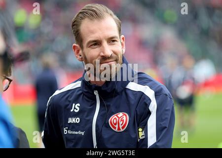 Mainz, Deutschland. 03rd Feb, 2024. Mainz, Deutschland 03. Februar 2024: 1. BL - 2023/2024 - FSV Mainz 05 vs. SV Werder Bremen Im Bild: Trainer Jan Siewert (Mainz) beim Fernsehinterview mit dem Sender sky Sport. // DFL regulations prohibit any use of photographs as image sequences and/or quasi-video // Credit: dpa/Alamy Live News Stock Photo