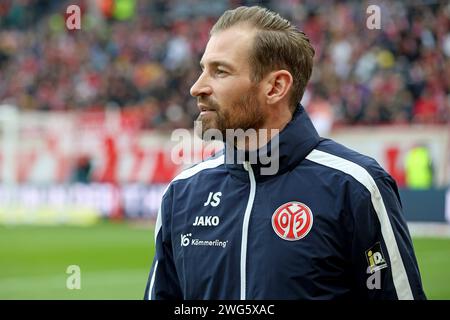 Mainz, Deutschland. 03rd Feb, 2024. Mainz, Deutschland 03. Februar 2024: 1. BL - 2023/2024 - FSV Mainz 05 vs. SV Werder Bremen Im Bild: Trainer Jan Siewert (Mainz)blickt vom Spielfeldrand auf das Spielfeld. // DFL regulations prohibit any use of photographs as image sequences and/or quasi-video // Credit: dpa/Alamy Live News Stock Photo