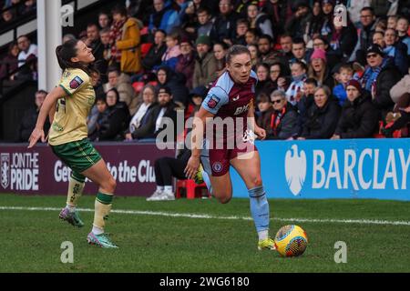 Walsall, UK. 03rd Feb, 2024. Walsall, England, February 3rd 2024: Kirsty Hanson (20 Aston Villa) on the ball during the Barclays FA Womens Super League match between Aston Villa and Bristol City at Bescot Stadium in Walsall, England (Natalie Mincher/SPP) Credit: SPP Sport Press Photo. /Alamy Live News Stock Photo