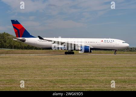 Delta Airlines Airbus A330-200 with registration N857NW rolling on taxiway V of Amsterdam Airport Schiphol Stock Photo
