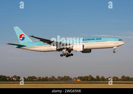 Korean Air Boeing 777-200 with registration HL7764 on short final for runway 18R (Polderbaan) of Amsterdam Airport Schiphol Stock Photo