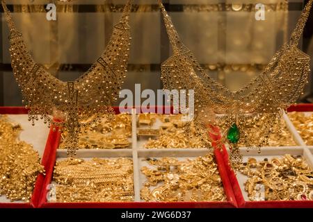 display of Turkish gold objects in a shop of the grand bazaar in Istanbul Stock Photo