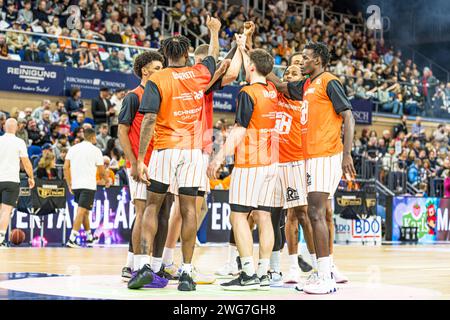 Im Bild: Die Spieler der Wuerzburg Baskets feiern mit den Fans den Sieg