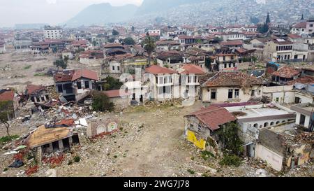 Hatay, Turkey. 03rd Feb, 2024. (EDITORS NOTE: Photo taken with drone) View of destroyed buildings and property by the earthquake. Turkey experienced the largest earthquake in its history on December 6, 2023, in the border region of Syria. Following the consecutive 7.4 and 7.7 earthquakes, 10 cities in the eastern region were affected. There are still ruins of collapsed buildings in the city center of Hatay, one of the most affected cities. (Photo by Tunahan Turhan/SOPA Images/Sipa USA) Credit: Sipa USA/Alamy Live News Stock Photo