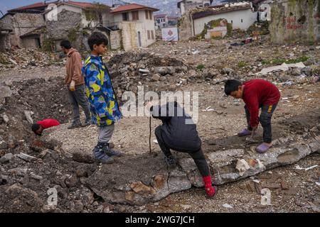 Hatay, Turkey. 03rd Feb, 2024. Mehmet (L), works on the wreckage with his family to earn money. Turkey experienced the largest earthquake in its history on December 6, 2023, in the border region of Syria. Following the consecutive 7.4 and 7.7 earthquakes, 10 cities in the eastern region were affected. There are still ruins of collapsed buildings in the city center of Hatay, one of the most affected cities. (Photo by Tunahan Turhan/SOPA Images/Sipa USA) Credit: Sipa USA/Alamy Live News Stock Photo