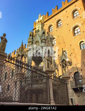 Marble sarcophagus and the tombstone of Cassignorio Scaligeri in Verona, Italy Stock Photo