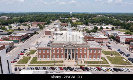 Independence, Missouri, USA - June 16, 2023: Afternoon sunlight shines on the historic core of downtown Independence. Stock Photo