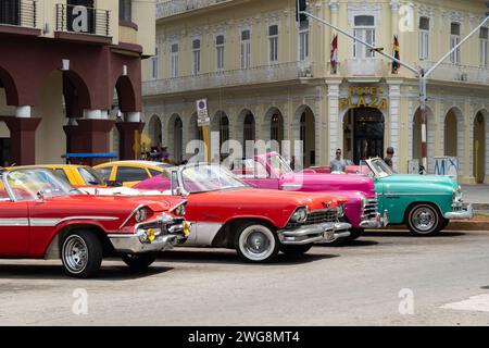 HAVANA, CUBA - AUGUST 27, 2023: American cars in Havana, Cuba, Dodge Custom Royal 1959 and Chrysler Imperial 1957 Southampton Stock Photo