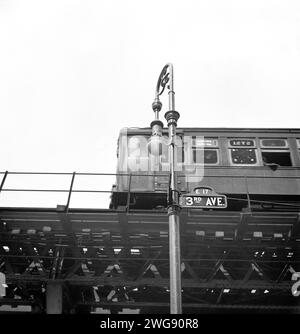 Low angle view of elevated subway train, 3rd Avenue and 17th Street, Manhattan, New York City, New York, USA, Marjory Collins, U.S. Office of War Information, September 1942 Stock Photo