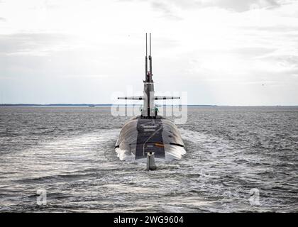 USS Wyoming (SSBN 742) pulls into Norfolk, Va. in support of USSTRATCOM Component Commanders Conference, Feb. 2, 2024. During the conference, leaders of the nation’s nuclear triad will discuss ways to enhance joint warfighting collaboration and strengthen strategic deterrence to ensure the safety and security of the United States and its allies. (U.S. Navy photo by Mass Communication Specialist 1st Class Cameron Stoner) Stock Photo