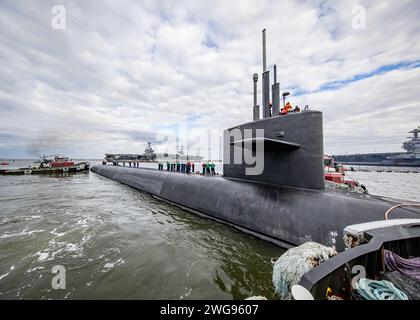 USS Wyoming (SSBN 742) pulls into Norfolk, Va. in support of USSTRATCOM Component Commanders Conference, Feb. 2, 2024. During the conference, leaders of the nation’s nuclear triad will discuss ways to enhance joint warfighting collaboration and strengthen strategic deterrence to ensure the safety and security of the United States and its allies. (U.S. Navy photo by Mass Communication Specialist 1st Class Cameron Stoner) Stock Photo