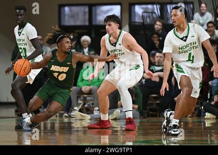 North Dakota State guard Damari Wheeler-Thomas (10) passes around ...