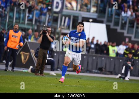 Rome, Lazio, Italy. 3rd Feb, 2024. ROME, ITALY 2024/02/03: Tommaso Monacello Center of Italian team, run with ball in Olympic Stadium of Rome, during the first match of Guinness Six Nations 2024, between Italy and England. At the end of match England team won the match with score of 27-24. (Credit Image: © Pasquale Gargano/Pacific Press via ZUMA Press Wire) EDITORIAL USAGE ONLY! Not for Commercial USAGE! Credit: ZUMA Press, Inc./Alamy Live News Stock Photo