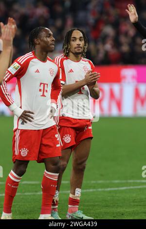 Sacha Boey (FC Bayern Muenchen, #23) auf dem Weg aus der Kabine auf den ...