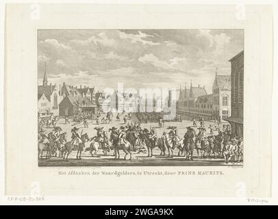 The remediation of the Waardgelders in Utrecht, 1618, 1793 print The disposal of the Waardgelders on the command of Prince Maurits, July 31, 1618. The troops are set up on the Neude in Utrecht, in the foreground Maurits with consequence and officers on horseback. Netherlands paper etching assembling of military forces; mobilization, troop concentration, etc.. warfare; military affairs (+ mercenary troops, e.g.: lansquenets). demobilization Neud Stock Photo