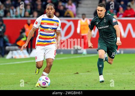 Mainz, Deutschland. 03rd Feb, 2024. Mainz, Deutschland 03. Februar 2024: 1. BL - 2023/2024 - FSV Mainz 05 vs. SV Werder Bremen Im Bild: v.li. Leandro Barreiro (Mainz) im Laufduell gegen Rafael Borre (Bremen). // DFL regulations prohibit any use of photographs as image sequences and/or quasi-video // Credit: dpa/Alamy Live News Stock Photo