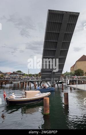 Fuß- und Radwegbrücke (Butterfly Bridge) über den Christanshavn, den Trangraven und den Proviantmagasin Kanal in der Kopenhagener Innenstadt  *** Foot Stock Photo